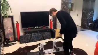 帝师：秦奋邀请帝师下个月滑雪，目前已准备好滑雪装备，向大家一一介绍