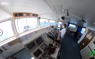 在新加坡加油 驾驶台视角Singapore Bunker Tanker Loading at Universal Terminal