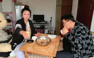 东北女酒蒙子的农村幸福生活，一道白菜炖粉条喝了一瓶白酒，美