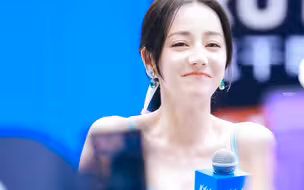 她怎么能这么美，这么可爱呢