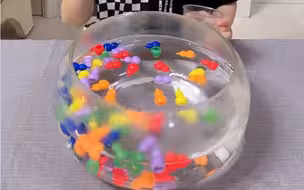 小朋友把他的葫芦糖都倒进了水里，大家猜猜大家猜猜最后会不会换成了糖水