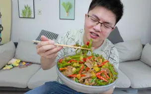 一块牛肉，加上线椒泡椒小米椒，做个三椒炒牛肉，下饭嗷嗷香