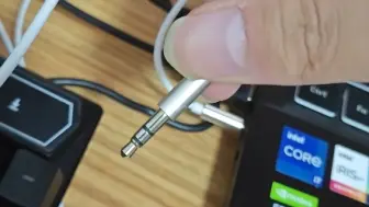 笔记本   为什么耳机没声音啊，还识别不了，也没有插错，很难受，求帮帮。