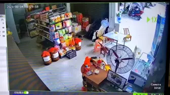 湖北突刮大风冰柜“出逃”吹到马路对面，便利店一片狼藉看懵店主