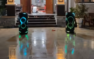 体验串联两台JBL Party box Uitimate：门前放置两台播放越南鼓音乐