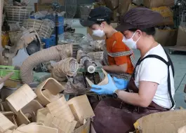 丽水龙泉一工厂生产纸巾盒、杯托等木制生活用品