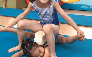 7岁女孩，市体操队训练日常