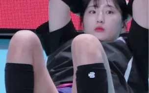 女排队员广告牌前热身