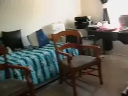艰难地爬床