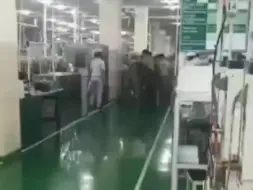 ＃工伤事故＃工友们把伤者抬出来！