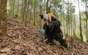 美女逃离野人洞，另一美女又被抓，美女前往解救！