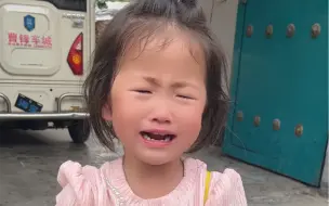 亲子搞笑日常，小宝的衣服被姐姐弄湿了