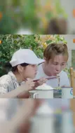 沈腾教张子枫吃面要就蒜！何炅立马不愿意：别教坏妹妹！丨向往