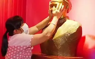 梁小霞纪念馆开馆 母亲为雕像揭开红布 捧着“女儿”的脸不断抚摸