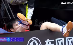 东哥突然摔一跤，吓坏教练组了😂赛后跟队医说在这不要撩我衣服是不好意思吗哈哈#樊振东 #德班直通赛#名场面  #体育精神