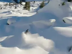 自由的灵魂永远不被世俗所困。专业动作请勿模仿单板滑雪这才是滑雪人的出场方式天花板级别的玩雪