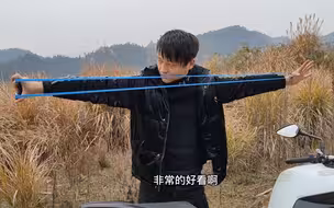 巴掌宽的弹弓皮筋，小伙一下就拉开了，猛男就是这样子