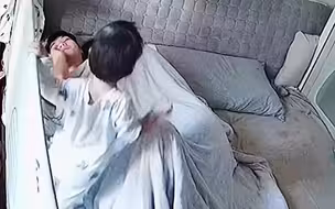人生赢家！爸爸一把将睡醒宝宝抱进怀里，左手搂老婆右手抱儿子！