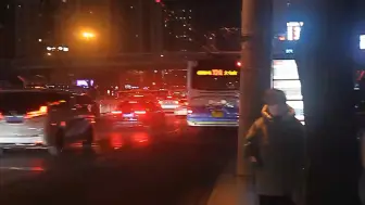 百年电车广告时期的25339驶出大屯南站
