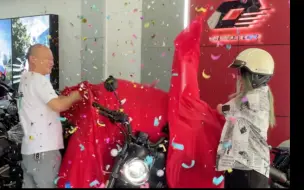 恭喜美女喜提QJMOTOR 闪300AMT