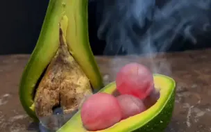 1000度铁球烤鳄梨
