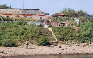 神秘的朝鲜农村，其农民一辈子都在本地劳动，要想离开很难