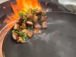 今天店里新来了一个从利苑出来的炒锅来试菜，简单炒了一份青花椒牛肉粒 大家看看这干净利落的手法，值不值18000？
