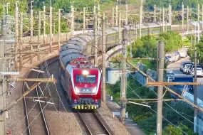 在动车群中夹缝生存的普速列车·电笛友鸣K1208+SS8-0146牵引K952快速通过广深线K32+400处