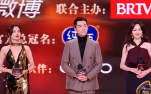 胡歌两次被主持人用玫瑰花刁难，看胡歌如何高情商化解，胡歌的口才娱乐圈独一份吧