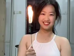 拙劣的魔术表演哈哈哈，没关系，后面的下腰叼花还可以^o^