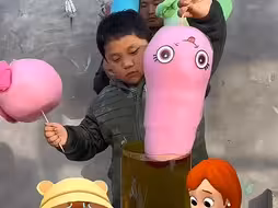 小哥哥把我的棉花糖都吃了。