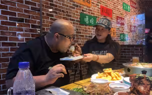 合肥这家东北烧烤羊肉串只要一毛钱，单身姐姐喂熊二吃，爱情来了