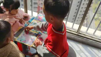 听听姐姐和两个小哥哥一起玩恐龙拼图的闲暇时光！