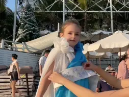 去海边玩，偶遇俄罗斯小朋友，给她用丝巾做了几套古装，都说像香妃，太美了🧚‍♀️ #丝巾变古装