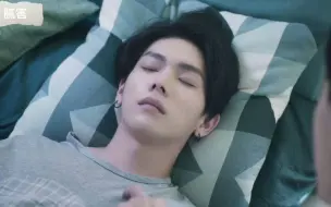 仕德看着生病柔弱的书逸只想好好抱着他照顾他