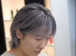 白头发越多就越应该染浅色来弱化白发，试一下画染遮盖白发的魅力，可以维持6-8个月的效果，快来尝试一下吧