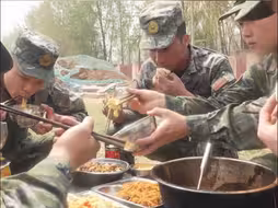 兵哥哥带你感受军营野炊，看着就想吃一大碗（武警第一机动总队 刘京、杨松、郭泓序；编辑：姚旺）