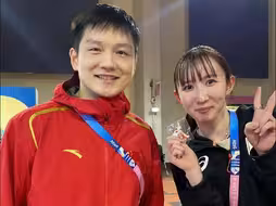 早田希娜晒与樊振东合照：他一直是我最喜欢的运动员