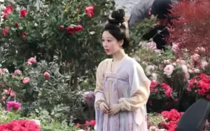 手上带着泥，站在满是鲜花的园林里的何惟芳，这部剧的妆造我真的很喜欢，好美。紫宝立春的时候还请全剧组吃了炖排骨。