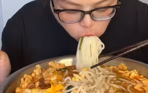 三大爷嗦粉吃饼