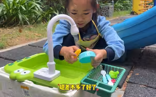 嘉嘉在洗碗，爸爸赶紧给她多加点活