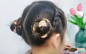 如果觉得花苞丸子头有点难，试试这样扎，手残党妈妈也能学会
