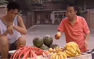 兄弟大夏天路边摆摊卖水果，小伙不给钱就吃，丝毫不拿自己当外人