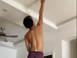 黑皮精瘦小哥在家里锻炼弹跳
