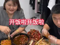 二妞今天吃龙虾，而且有一个好老公，二妞能吃雨弟就宠着她，给她弄虾尾吃