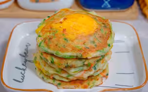 孩子不爱吃蔬菜，你就做蔬菜鸡蛋饼，5分钟出锅，营养又好吃