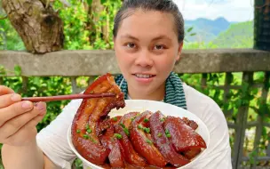 欧妹吃肉厉害，一盘红烧肉配白菜，加上泡椒一起吃满嘴冒油真下饭