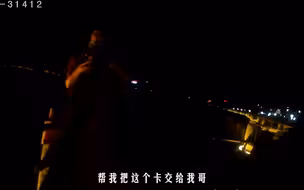 女子深夜痛哭欲跳江民警披雨衣救下 民警连爆金句趁机一把抓住