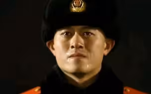“爸爸妈妈一起陪你站岗，儿子不冷，妈妈也不冷……”父母给去找执勤的兵哥哥送饺子过年。