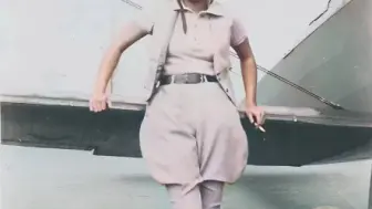 照片中的女子叫李月英，她当时在美军女子航空勤务飞行队服役
